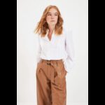 قميص تركي منسوج من القطن والدانتيل للنساء لون أبيض