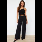 ⁦بنطلون تركي منسوج بساق واسعة للنساء لون أسود⁩ - الصورة ⁦2⁩