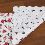 ⁦دعاسة حمام وبانيو مانعة للانزلاق مستطيل بتصميم رسومات ورد جوري زهري⁩ - الصورة ⁦2⁩