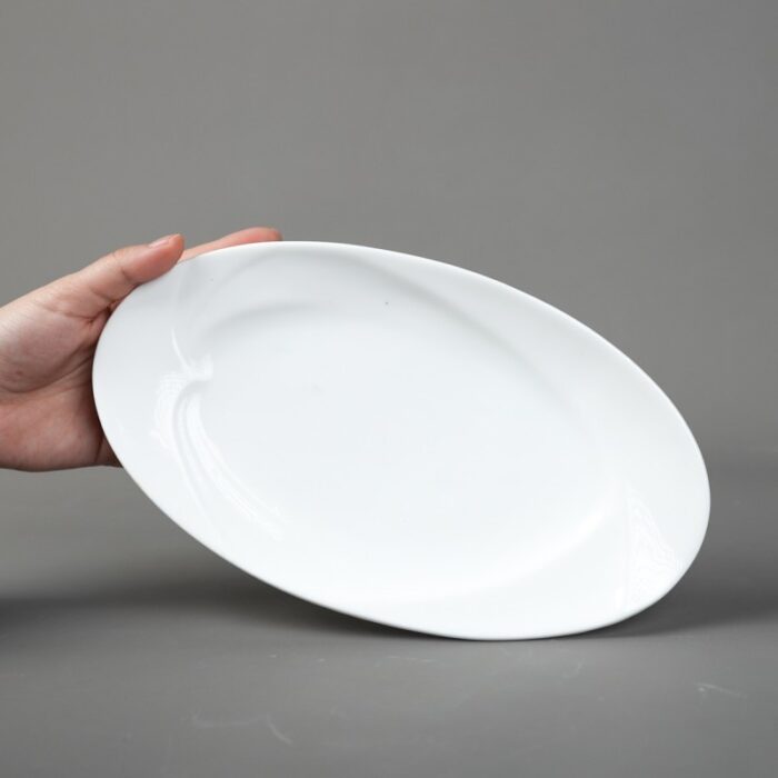 ⁦صحن بورسلان بيضاوي لون أبيض أبعاده 14*25 سم⁩ - الصورة ⁦4⁩
