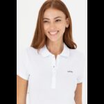 ⁦تيشيرت يو اس اسنت بولو للنساء سادة أبيض⁩ - الصورة ⁦2⁩