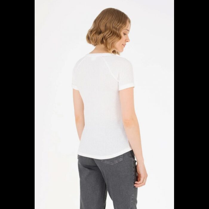 ⁦تيشيرت يو اس اسنت بولو قبة شكل 7 للنساء سادة أبيض⁩ - الصورة ⁦5⁩