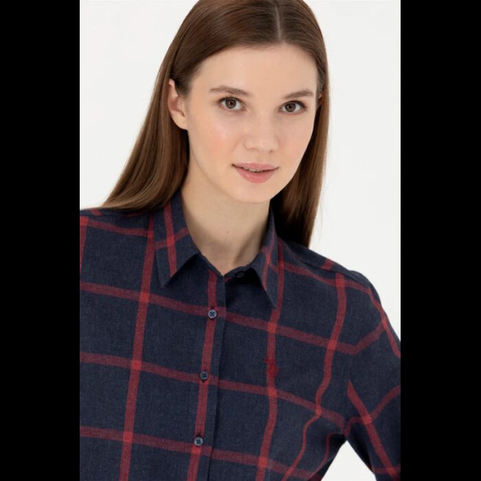 ⁦قميص يو اس اسنت بولو للنساء مخطط كحلي وخمري⁩ - الصورة ⁦2⁩