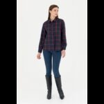 ⁦قميص يو اس اسنت بولو للنساء مخطط كحلي وخمري⁩ - الصورة ⁦4⁩