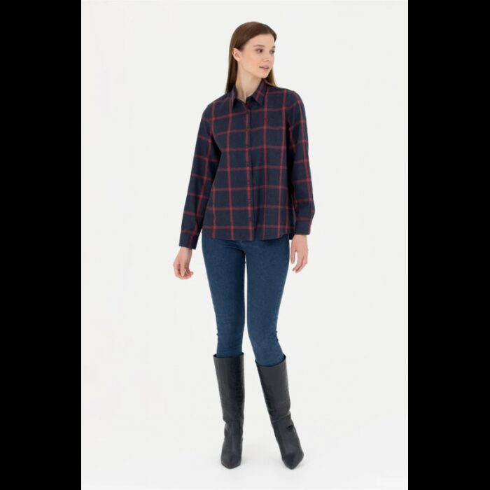 ⁦قميص يو اس اسنت بولو للنساء مخطط كحلي وخمري⁩ - الصورة ⁦4⁩