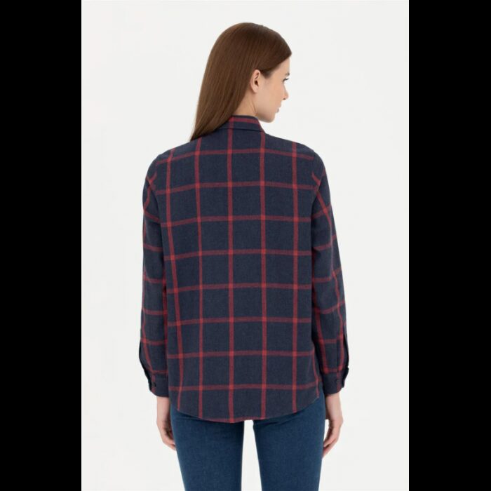 ⁦قميص يو اس اسنت بولو للنساء مخطط كحلي وخمري⁩ - الصورة ⁦5⁩