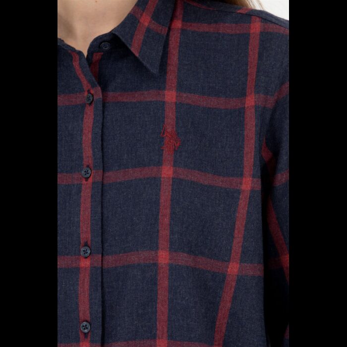 ⁦قميص يو اس اسنت بولو للنساء مخطط كحلي وخمري⁩ - الصورة ⁦7⁩