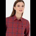 ⁦قميص يو اس اسنت بولو للنساء مخطط خمري وأزرق⁩ - الصورة ⁦2⁩