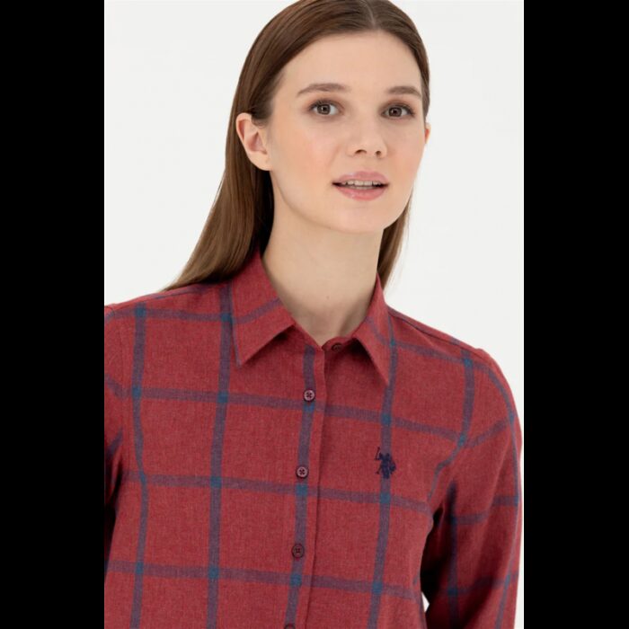 ⁦قميص يو اس اسنت بولو للنساء مخطط خمري وأزرق⁩ - الصورة ⁦2⁩