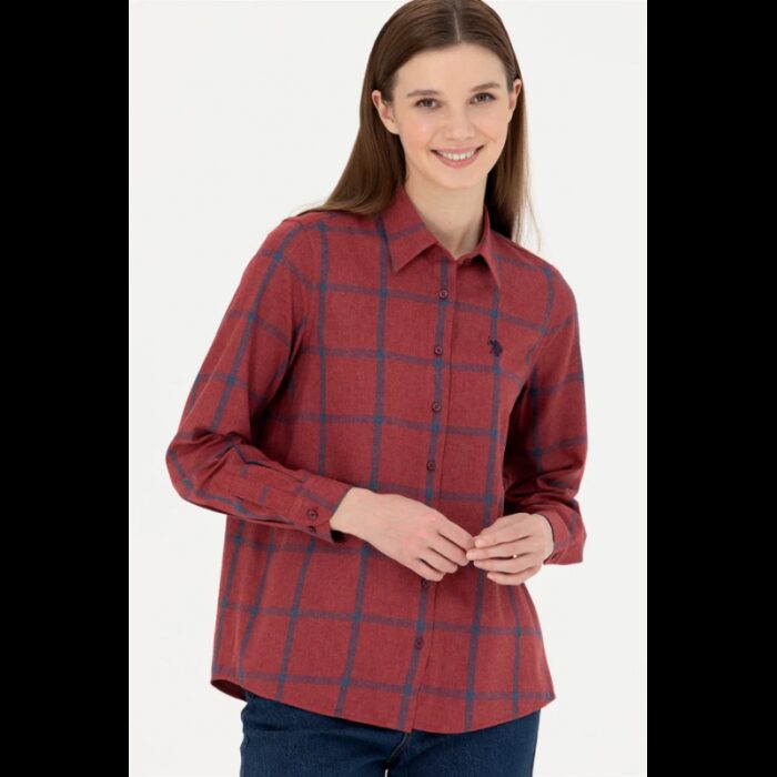 ⁦قميص يو اس اسنت بولو للنساء مخطط خمري وأزرق⁩ - الصورة ⁦3⁩