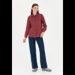 ⁦قميص يو اس اسنت بولو للنساء مخطط خمري وأزرق⁩ - الصورة ⁦4⁩