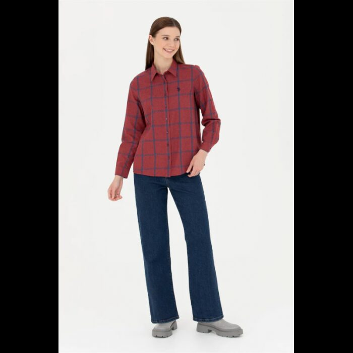 ⁦قميص يو اس اسنت بولو للنساء مخطط خمري وأزرق⁩ - الصورة ⁦4⁩