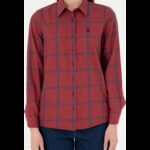 ⁦قميص يو اس اسنت بولو للنساء مخطط خمري وأزرق⁩ - الصورة ⁦6⁩