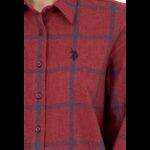 ⁦قميص يو اس اسنت بولو للنساء مخطط خمري وأزرق⁩ - الصورة ⁦7⁩