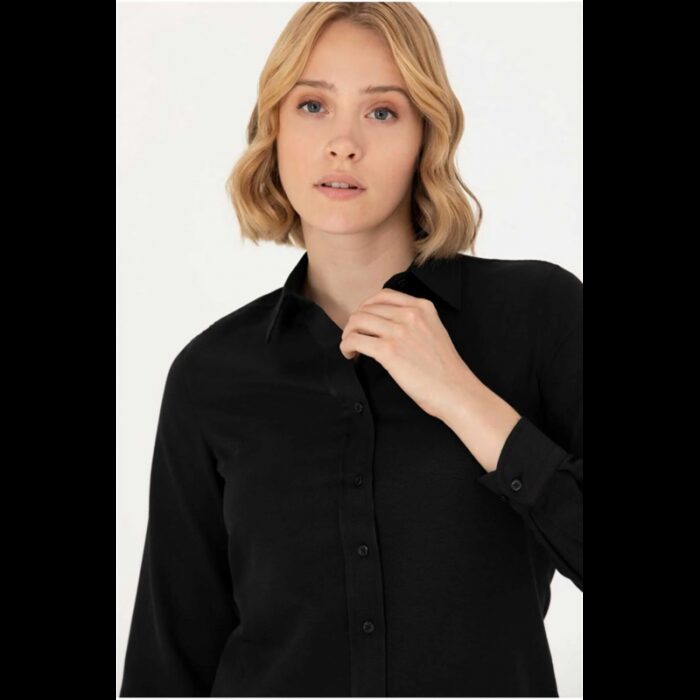 ⁦قميص يو اس اسنت بولو للنساء سادة أسود⁩ - الصورة ⁦2⁩