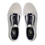 ⁦حذاء فانز اولد سكول للجنسين لون أبيض وكحلي- Vans Unisex' Old Skool Vans Club Shoes⁩ - الصورة ⁦5⁩