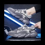 ⁦حذاء رياضي بتصميم شبكي ونعل سميك للرجال لون رمادي وبيج- Fashion Mens Sneakers Breathable Running Shoes⁩ - الصورة ⁦2⁩