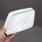 ⁦صحن تقديم بورسلان بتصميم شبه منحرف لون أبيض⁩ - الصورة ⁦3⁩