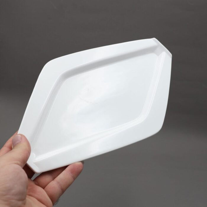 ⁦صحن تقديم بورسلان بتصميم شبه منحرف لون أبيض⁩ - الصورة ⁦3⁩