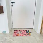 ⁦دعسة سيلكون حجم 45×65 سم برسومات ورد لون زهري⁩ - الصورة ⁦2⁩