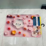 ⁦دعسة سيلكون حجم 45×65 سم برسومات ورد لون زهري⁩ - الصورة ⁦4⁩