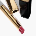 ⁦CHANEL ROUGE ALLURE L’EXTRAIT No 832 ROUGE LIBRE -أحمر شفاه ألور ليكستريت روج ليبر من شانيل رقم 832⁩ - الصورة ⁦3⁩