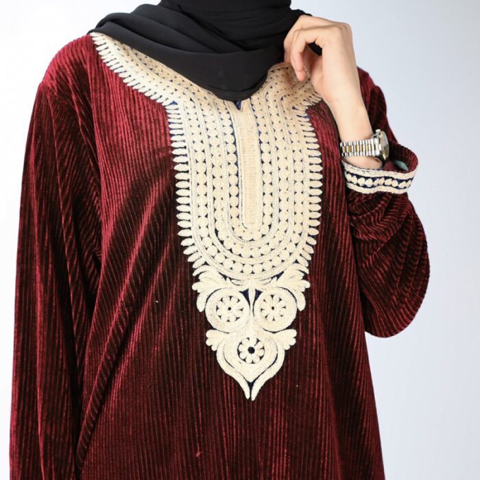 ⁦دشداشة ستاتية مخمل مخططة بالطول لون خمري⁩ - الصورة ⁦2⁩