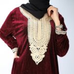 ⁦دشداشة ستاتية مخمل مخططة بالطول لون خمري⁩ - الصورة ⁦3⁩