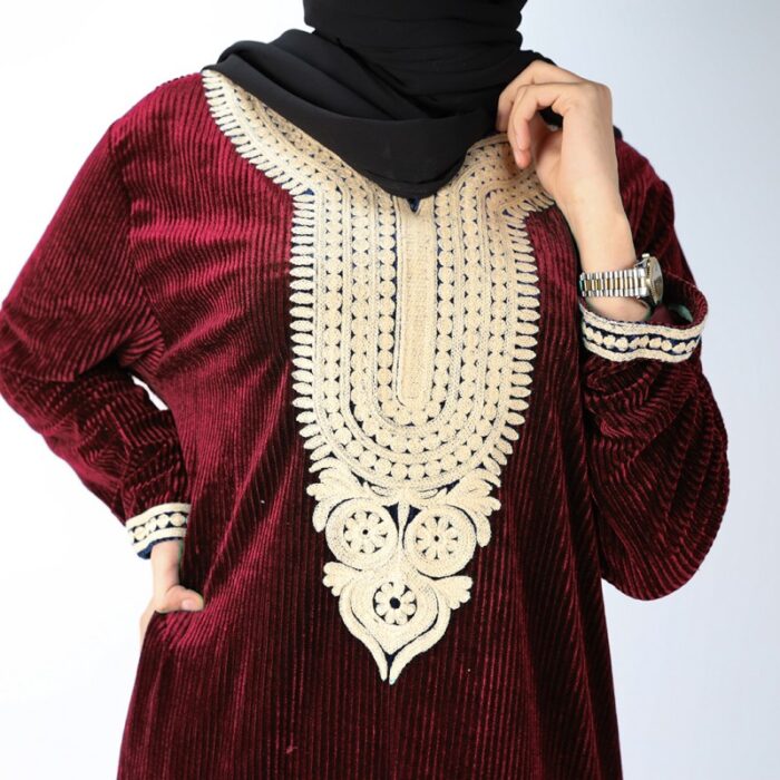 ⁦دشداشة ستاتية مخمل مخططة بالطول لون خمري⁩ - الصورة ⁦3⁩