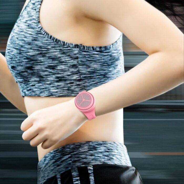 ⁦ساعة مُكبر صوت بتصميم ساعة يد لون زهري⁩ - الصورة ⁦5⁩