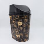 ⁦سلة مهملات بلاستيك بغطاء حجم 10 لتر برسوم ورد ذهبي لون أسود⁩ - الصورة ⁦2⁩