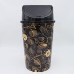 ⁦سلة مهملات بلاستيك بغطاء حجم 10 لتر برسوم ورد ذهبي لون أسود⁩ - الصورة ⁦3⁩