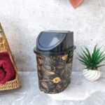 ⁦سلة مهملات بلاستيك بغطاء حجم 10 لتر برسوم ورد ذهبي لون أسود⁩ - الصورة ⁦4⁩