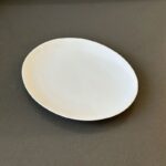 ⁦صحن بورسلان بتصميم بيضاوي الشكل حجم 30×25 سم لون أبيض⁩ - الصورة ⁦2⁩