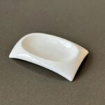 صحن بورسلان بتصميم مستطيل مقعر لون أبيض