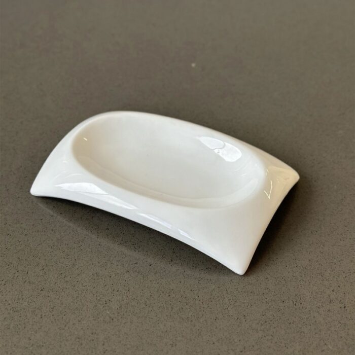 10331130_67db99c9cd603 صحن بورسلان بتصميم مستطيل مقعر لون أبيض - الصورة 1