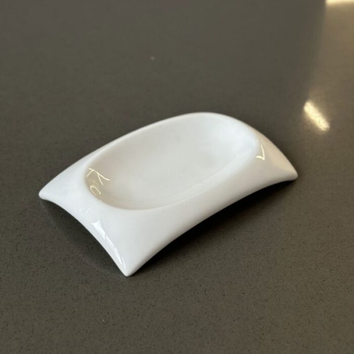 ⁦صحن بورسلان بتصميم مستطيل مقعر لون أبيض⁩ - الصورة ⁦2⁩