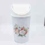 ⁦سلة مهملات بلاستيك بغطاء حجم 10 لتر لون أبيض⁩ - الصورة ⁦3⁩