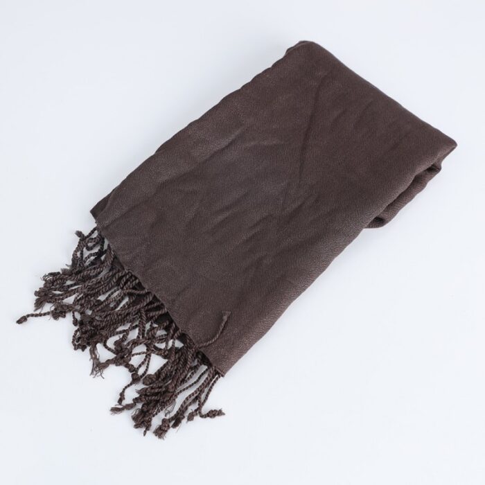 ⁦شال رأس نسائي حجم 165×70 سم لون بني⁩ - الصورة ⁦2⁩