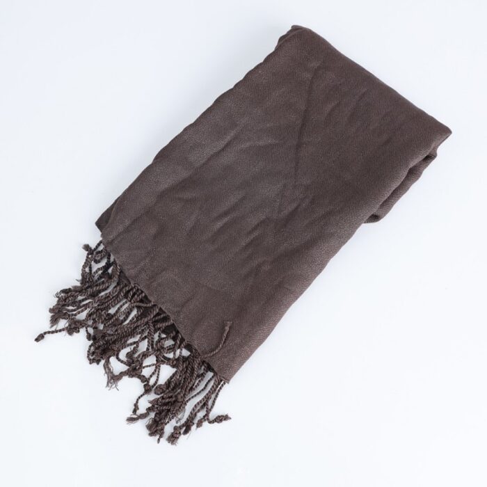 ⁦شال رأس نسائي حجم 165×70 سم لون بني⁩ - الصورة ⁦3⁩