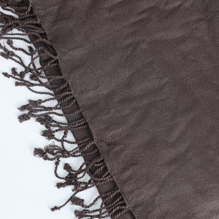 ⁦شال رأس نسائي حجم 165×70 سم لون بني⁩ - الصورة ⁦4⁩