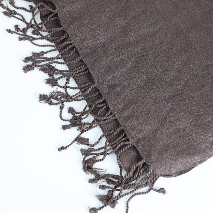 ⁦شال رأس نسائي حجم 165×70 سم لون بني⁩ - الصورة ⁦5⁩