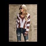 بلوزة صوف للنساء لون بني وأبيض