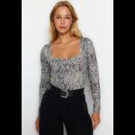 ⁦بلوزة تريندول بودي سوت للنساء بيج وأسود⁩ - الصورة ⁦2⁩