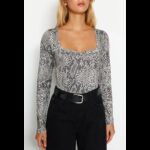 ⁦بلوزة تريندول بودي سوت للنساء بيج وأسود⁩ - الصورة ⁦3⁩