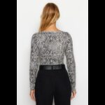 ⁦بلوزة تريندول بودي سوت للنساء بيج وأسود⁩ - الصورة ⁦5⁩