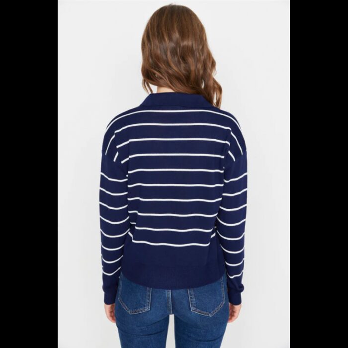 ⁦بلوزة تريكو صوف مخطط عرضي للنساء لون كحلي وأبيض⁩ - الصورة ⁦4⁩