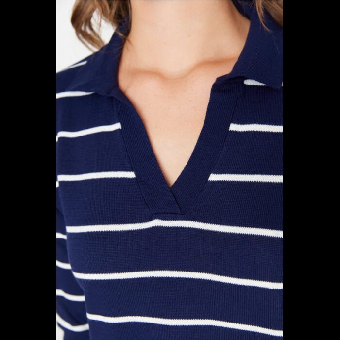 ⁦بلوزة تريكو صوف مخطط عرضي للنساء لون كحلي وأبيض⁩ - الصورة ⁦5⁩