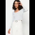 ⁦بلوزة تريندول بأكمام طويلة قابل للتمدد للنساء لون سكني⁩ - الصورة ⁦3⁩