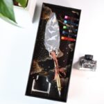 ⁦قلم ريشة مع حبر بألوان متعددة K10-8 عبوة لون أسود⁩ - الصورة ⁦3⁩